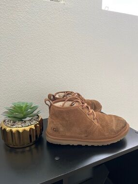 UGG Womens Chestnut Suede Lace-Up Chukka Boots
Size 8 
Color chestnut 
Used